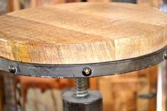 SHRIMAN EXPORTS  Otočná stolička z palisandrového dřeva a oceli 