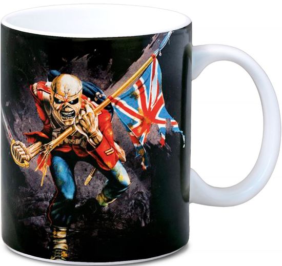 CurePink Keramický hrnek Iron Maiden: The Trooper (objem 300 ml)