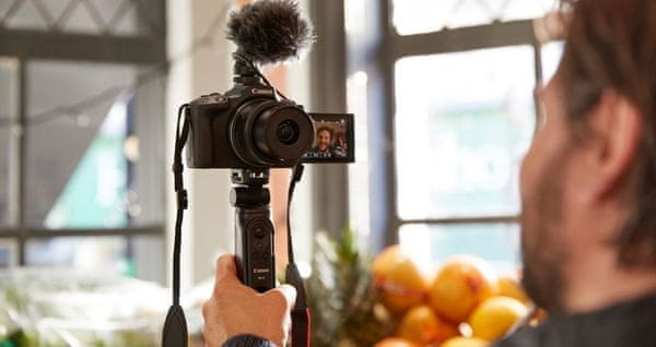  skvelý bezzrkadlový fotoaparát canon eos r50 vynikajúce snímky vysoko kvalitné videá výborný pre vlogovanie a streamovanie wifi Bluetooth usb 