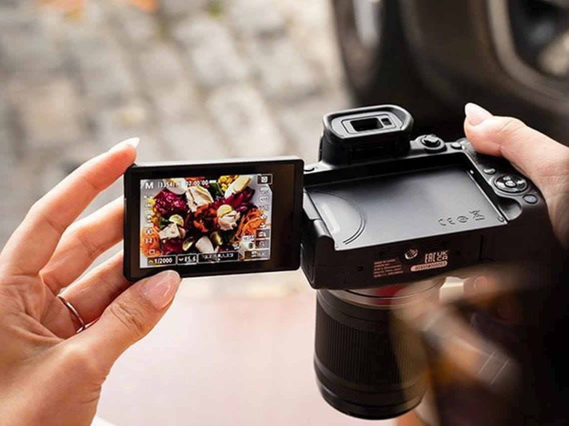  skvělý bezzrcadlový fotoaparát canon eos r10 vynikající snímky vysoce kvalitní videa výborný pro vlogování a streamování wifi Bluetooth usb 