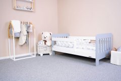 NEW BABY Dětská postel se zábranou ERIK 140x70 cm bílo-šedá