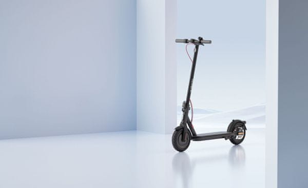 Elektrická koloběžka Xiaomi Mi Electric Scooter 4 EU, skládací, nízká hmotnost skládací hliníková konstrukce vysoký výkon kvalitní materiál rekuperace jízdní energie systém KERS ABS kotoučová brzda velké pneumatiky pohodlná jízda elektrokoběžka výkonný motor dlouhý dojezd KERS rekuperace skládací konstrukce výkonná elektrická koloběžka velké pneumatiky jízdní režimy LED displej integrovaný displej stojánek