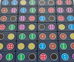 YOMENY Domino klasik - tm. modrý kámen, bílý puntík - barevný podklad, 28 hracích kostek