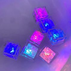 JOJOY® LED Kostky do vody, Hračky pro děti do vany, Hračka do vany, Hračka do koupele (12 LED kostek ledu, 2,7×2,7×2,6 cm) | CUBEBATH