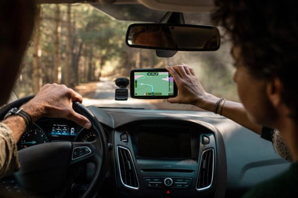 GPS navigace TomTom GO Navigator 6palcový displej kompaktní rozměry kvalitní automobilová navigace rychlostní radady barevné motivy držák bluetooth připojení wifi tomtom traffic aktualizace map panel trasy routebar hlasové ovládání světové mapy rychlejší aktualizace map mapy TomTom dotykový displej HD rozlišení Wifi Bluetooth hlasové ovládání 3D stavby