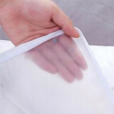 INNA Pytle na uložení přikrývek do skříně Skvanda Home pestrobarevný obal na oblečení bílá vzor peří