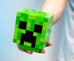 CurePink Plastová dekorativní 3D lampa Minecraft: Creeper (12 x 12 cm)