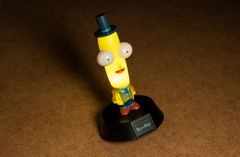 CurePink Plastová dekorativní svítící figurka Rick And Morty: Poppybutthole (výška 10 cm)