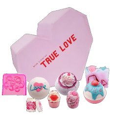 Kosmetická sada True Love Gift Box Šumivá koule 3ks + Glycerinové mýdlo 2ks + Máslový dortík 2ks + Balzám na rty 1ks