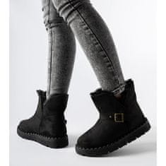 Černé zateplené sněhové boty s výřezem v detailu velikost 41