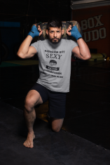 Fenomeno Pánské tričko - Sexy MMA zápasník - šedé Velikost: 4XL