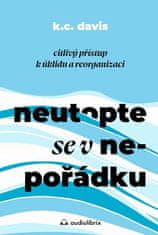 KC Davis: Neutopte se v nepořádku - Citlivý přístup k úklidu a organizaci