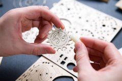 UGEARS 3d dřevěné mechanické puzzle zlatonka