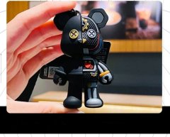 Camerazar Robotický medvídek přívěsek na klíče, černé kování, syntetický materiál a slitina obecných kovů, 7,2x4,3 cm