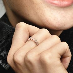 Pandora Bronzový sedmikráskový prsten 180934CZ (Obvod 52 mm)
