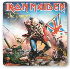 CurePink Tácek pod sklenici Iron Maiden: The Trooper (10 x 10 cm) korek