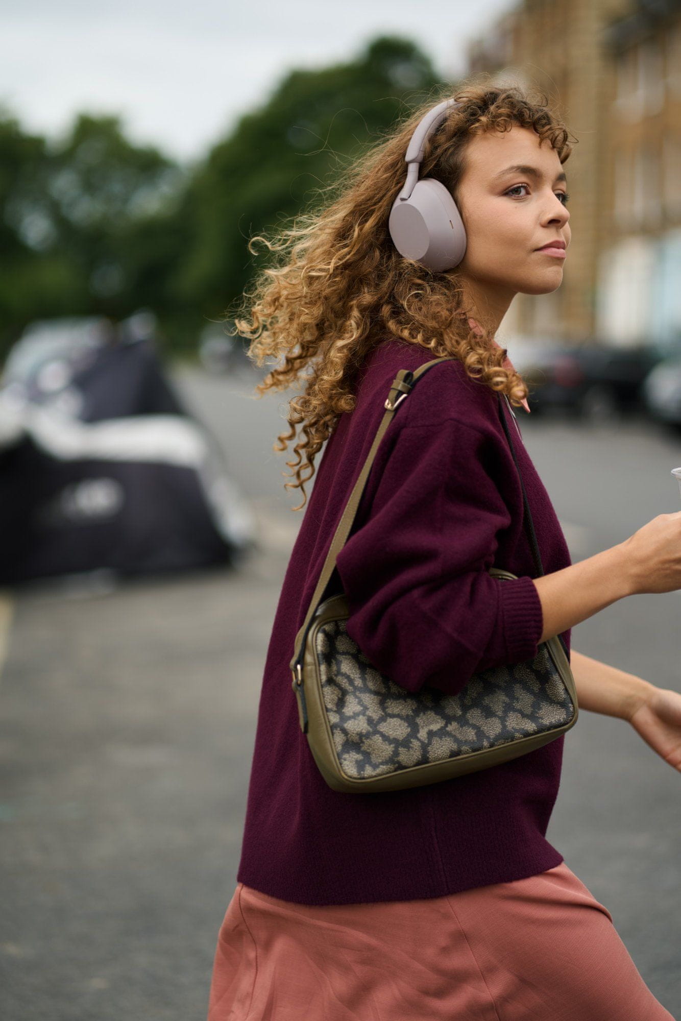  moderní bezdrátová Bluetooth sluchátka sony wh1000xm5 skvělý zvuk anc technologie výdrž až 30 h na nabití čisté handsfree hovory ovládání aplikací hlasoví asistenti 