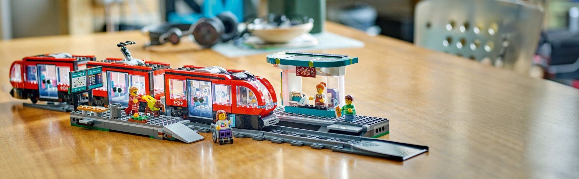 LEGO City 60423 Tramvaj a zastávka v centru města