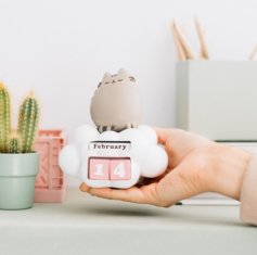 CurePink Věčný 3D kalendář Pusheen: Purrfectní láska (12 x 10 x 13 cm)