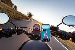 CellularLine Univerzální hliníkový držák mobilního telefonu Rider Steel na řídítka pro motorku i kolo, černý