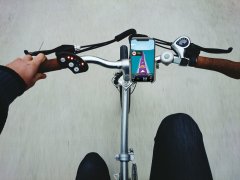 CellularLine Univerzální hliníkový držák mobilního telefonu Rider Steel na řídítka pro motorku i kolo, černý