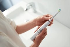 Philips Philips Sonicare 6100 Sonický kartáček se 3 režimy a cestovní pouzdro 1+1 HX6877/34