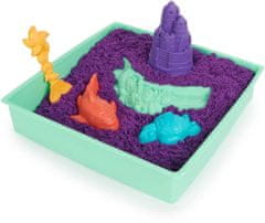 Spin Master KINETIC SAND KRABICE TEKUTÉHO PÍSKU S PODLOŽKOU FIALOVÁ