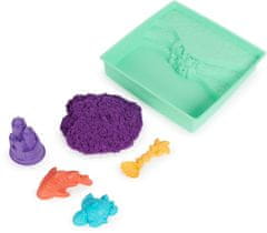 Spin Master KINETIC SAND KRABICE TEKUTÉHO PÍSKU S PODLOŽKOU FIALOVÁ