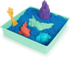 Spin Master KINETIC SAND KRABICE TEKUTÉHO PÍSKU S PODLOŽKOU MODRÁ