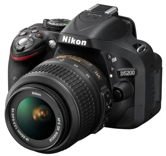 Nikon D5200 + AF-S 18-55 DX VR