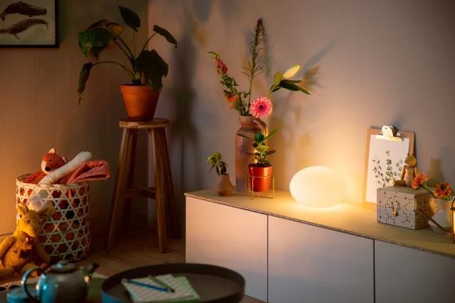 Philips Hue Flourish 40904/31/P7 LAMPA STOLNÍ LED RGB 9,5W 806 lm 2000-6500K, bílá 16 milionu barev