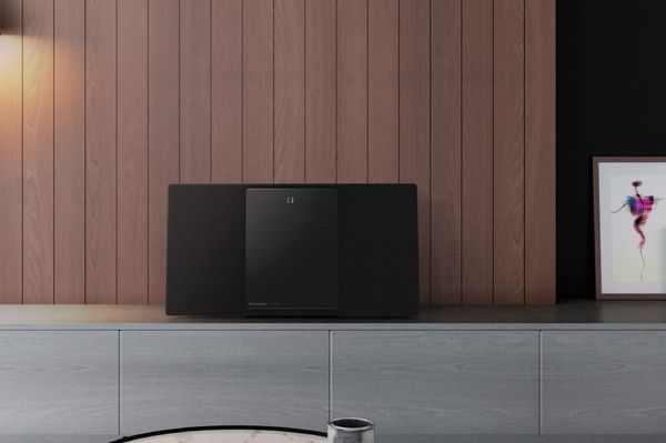 bezdrátový Bluetooth 4.2 multipairing mikrosystém panasonic sc-hc2020 se štíhlým provedením těla možnost umístění na stěnu wifi chromecast multiroom google assistant aplikace panasonic music control zvuk s vysokým rozlišením