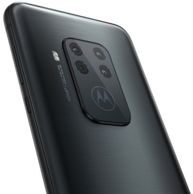 Motorola Moto One Zoom, kvalitní čtverný zadní fotoaparát, vysoké rozlišení, ultra širokoúhlý, teleobjektiv, optický zoom, hloubka ostrosti, bokeh efekt