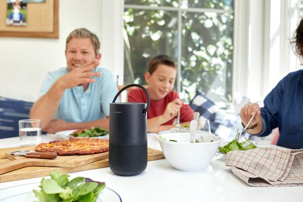 přenosný bezdrátový rodinný reproduktor bose portable home speaker s madlem ovládání hlasem air play 2 odolný vůči průniku vody výdrž baterie 12 h na nabití hlasový asistent google alexa 360 rozptyl zvuku silné basy Bluetooth ovládání dotykem a hlasem