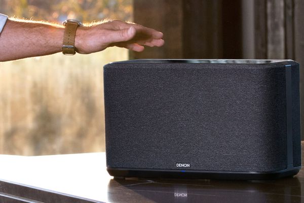 bezdrátový reproduktor denon home 350 elegantní minimalistický heos amazon music spotify google assistant amazon alexa apple airplay špičkové širokopásmové měniče 6 tlačítek rychlé volby  tune in deezer tidal dotekový senzor bluetooth  flac wav alac dsd wifi aux in rj-45 usb síťové napájení 140 w výkon 6 class d zesilovače