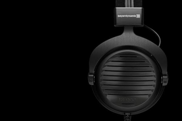 špičková studiová sluchátka beyerdynamic dt 990 pro black special edition 250 ohmů kabelové připojení 3m audio kabel otevřená konstrukce vhodná pro mixování hudby vyrobena ručně v německu velice pohodlná měkké polstrování trojrozměrná reprodukce zvuku mírný boost basů a výšek konstrukce přes uši