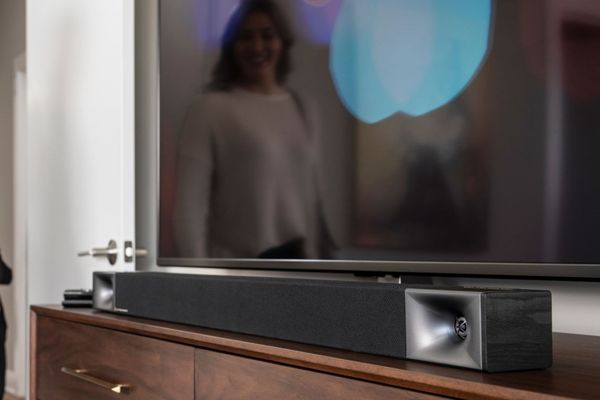 výkonný soundbar KLIPSCH bar 40 bluetooth 320 w výkon čistý jasný zvuk samostatný subwoofer pre silné basy bezdrôtový dolby digital dolby digital zvuk ako v kine drevené telo možnosť montáže na stenu hdmi s arc optický vstup 3,5 mm analógový vstup