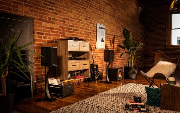 regálové reproduktory KLIPSCH r 51m čistý zvuk k televízii sieťové napájanie digitálny zosilňovač výkon 85 w tractrix horn technológie zlepšujúci zvuk mdf konštrukcie bassreflex