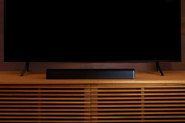 moderní minimalistický soundbar bose tv speaker hdmi arc optický vstup aux in vstup usb pro přehrání software síťové napájení Bluetooth bezdrátová technologie ve verzi 4.2 s dosahem 9 metrů kompatibilní se subwoofery bose možnost zvýraznění basů bass tlačítkem možnost projasnění výšek a mluveného dialogu v režimu dialog osazen kvalitními reproduktory a ovladači