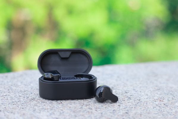 bezdrátová Bluetooth sluchátka do uší lamax taps1 nabíjecí box výdrž 6 h výdrž s boxem až 18 h handsfree mikrofon čistý zvuk ip54 krytí hlasoví asistenti čistý zvuk moderní design nízká hmotnost vestavěné ovládání