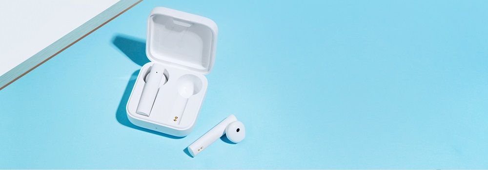 stylová bezdrátová sluchátka xiaomi mi true wireless earphones 2 basic Bluetooth rychlé připojení skvělý zvuk ovládací dotyková plocha mikrofon pro handsfree výdrž 5 h na nabití pouzdro pro 3 plná nabití sluchátek lehoulinká pohodlná v uších