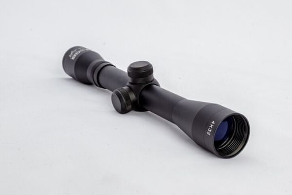 focus optics in sight 4×32 4a palcový držák z nárazuvzdorného hliníku matná černá úprava jasný a ostrý obraz v celém zorném poli 4násobné zvětšení 32mm průměr objektivu antireflexní modrý povlak BC4a záměrný kříž hmotnost jen 270 g