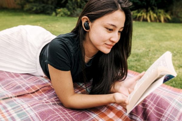 bezdrôtové Bluetooth 5.1 slúchadlá do uší bosa QuietComfort Earbuds anc potlačenie hluku bezpečné a pohodlné uchytenie v ušiach čistý a vyvážený zvuk prémiové meniče aktívny ekvalizér automatické zvyšovanie hĺbok a výšok pri akejkoľvek hlasitosti transparent režim StayHear max koncovky do ucha IPX4 certifikácie odolná vode a potu handsfree mikrofón touchpad na každom slúchadle Bluetooth s dosahom 9 m nastavenie pomocou mobilnej aplikácie podpora hlasového asistenta nabíjacie puzdro pre ďalších 12 h prevádzky výdrž 6 h 15 minútovej rýchlonabíjanie možnosť nabíjania bezdrôtovo skrze qi technológiu senzory vytiahnutie slúchadlá z uší