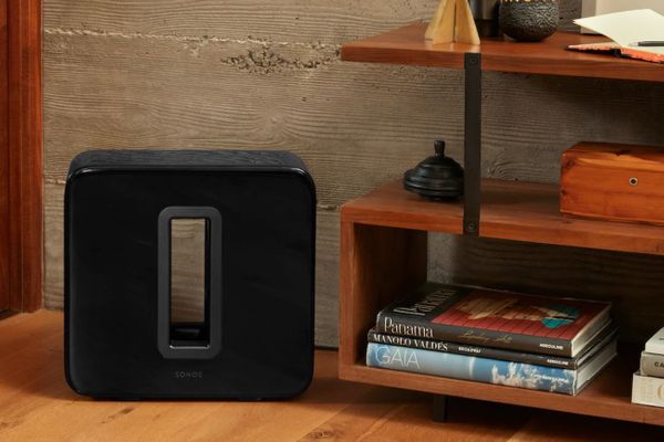 vysoce stylový designový subwoofer sonos sub s ohromným basovým výkonem wifi technologie digitální zesilovače třídy d ovladače směřující dovnitř redukující šum kabinetu duální akustické porty nastavení zvuku v eq v mobilní aplikaci plně kompatibilní se sonos zařízením