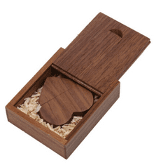 SET: Dřevěný USB SRDCE + dřevěný box, ořech, 8 GB, USB 2.0