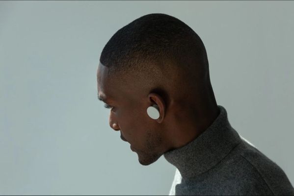 jedinečný originálny dizajn Bluetooth technológia slúchadlá do uší microsoft surface earbuds 13,6mm meniče sbc aptX kodeky dva mikrofóny v slúchadle pre perfektne čisté hovory výdrž 7 h na nabitie nabíjací box pridávajúce ďalších 17 h prevádzky slúchadiel IPX4 certifikácia sbc aptX kompatibilita s office 365