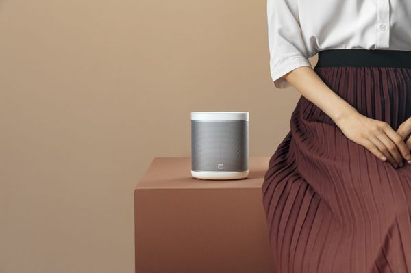 chytrý přenosný reproduktor xiaomi mi smart speaker 12w výkon Bluetooth wifi prstenec led diod stero zvuk spárováním s dalším repro kompaktní design kovové tělo brilantní zvuk hlasové ovládání spotify deezer tidal atd chromecast od google síťové napájení ram 512 mb rom 256 mb čip amlogic os linux