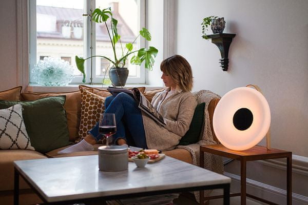 moderný Bluetooth reproduktor mooni eclipse speaker silný zvuk možnosť stereo párovania 2000mAh batéria výdrž na nabitie 4 h prehrávania odolný striekajúcej vode rgb a biele podsvietenie svetelné režimy a úrovne jasu microUSB nabíjanie hudobný výkon 10 W rukoväť z borovicového dreva pripravené pre bezdrôtové nabíjanie Wirefree