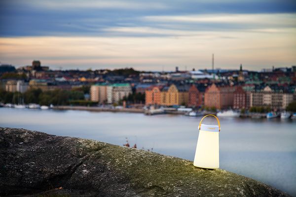 moderní Bluetooth reproduktor mooni Take Me speaker silný zvuk možnost stereo párování 2000mah baterie výdrž na nabití 4 h přehrávání odolný stříkající vodě rgb a bílé podsvícení světelné režimy a úrovně jasu microUSB nabíjení hudební výkon 10 W rukojeť gumy připraveno pro bezdrátové nabíjení wirefree