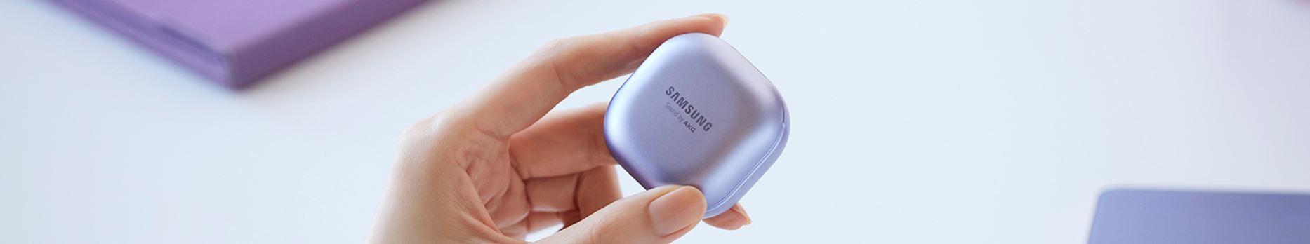 pravá bezdrátová Bluetooth sluchátka samsung galaxy buds pro anc potlačení hluku odfiltrování 99 % okolních hluků automatické zapnutí ambientního režimu při promluvení není nutné vyndávat sluchátka z uší dvoupásmové reproduktory s větším měničem 11mm basový reproduktor a 6,5mm výškový reproduktor zvuk od akg hovory bez šumu 360stupňový zvuk díky technologii dolby head tracking automatické přepínání mezi zdroji hudby a zvuků hlasové ovládání bixby smartthings aplikace pro nalezení sluchátek sdílení hudby s kamarádem průduchy vyrovnávající tlak v uchu 5h výdrž dalších 13 přidá pouzdro celkem výdrž 18 h při vypnuté anc výdrž 8 h a 20 dodá pouzdro 5minutové rychlonabíjení ipx7 vydrží ponoření do 1 m vody po 30 minut